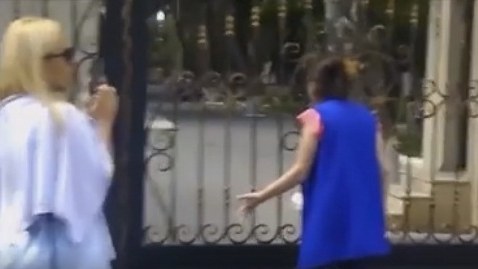 26 yaşlı qız Səhiyyə Nazirliyinin qarşısında nəyə etiraz etdi? - A&Ccedil;IQLAMA  
