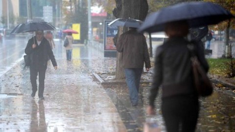 Yağış d&uuml;nyaya romantika, Bakıya, Abşerona fəlakət gətirir...