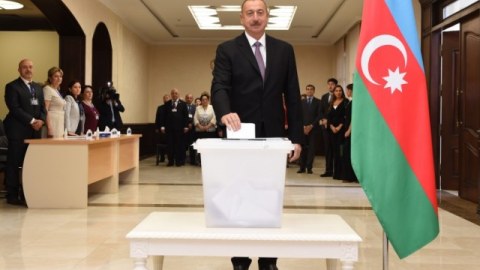 Prezident və ailə üzvləri referendumda səs verdilər  
