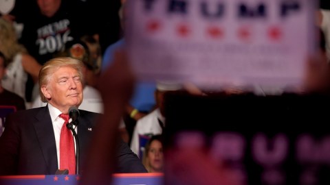 Tramp Klintonun səhhətinin prezident olmasına imkan verməyəcəyini bəyan edib