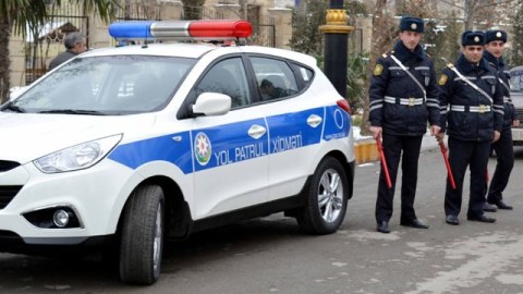 Vəzifəli şəxslər cəriməni &ouml;dəmirsə... Yol polisi &ccedil;arə AXTARIR  