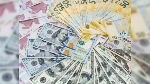 Bağlanan banklardakı əmanətlər hansı valyuta ilə qaytarılmalıdır?  &nbsp;
