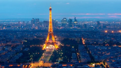 Paris yaxınlığında marşrut avtobusu yandırılıb
