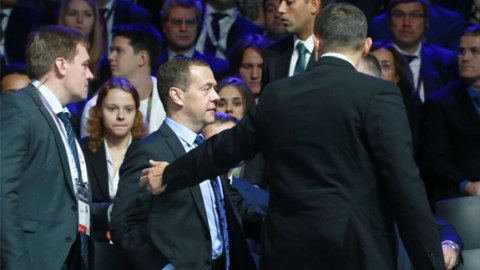 Medvedev iclas zalından təcili çıxarıldı