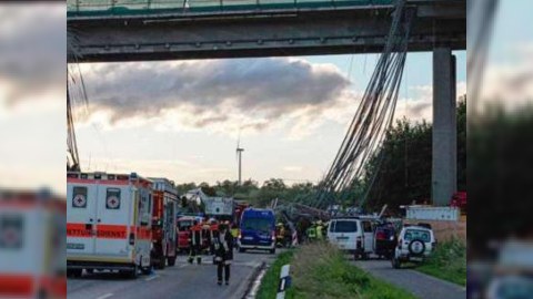 İtaliyada körpü uçub: 1 ölü, 10 yaralı 
