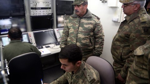 M&uuml;dafiə naziri hərbi aviabazada olub-FOTOLAR