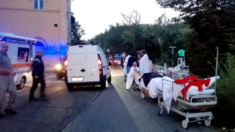 Romada zəlzələdən sonra məktəblər bağlanıb
