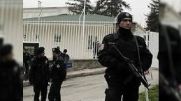 Hakim partiyanın binasına hücum: 3  yaralı 