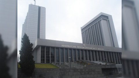 Deputatların 90 faizində xidməti silah yoxdur