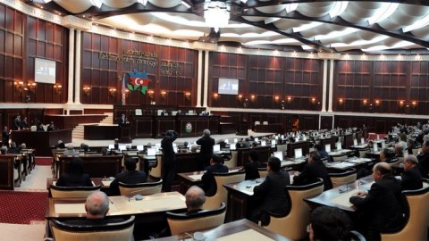 2017-ci ilin büdcə zərfi Milli Məclisə təqdim olundu 