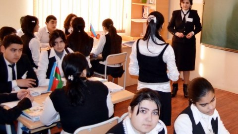 Müəllimlər maaş almadıqlarını deyirlər, Bakı Təhsil İdarəsi isə əksini...  
