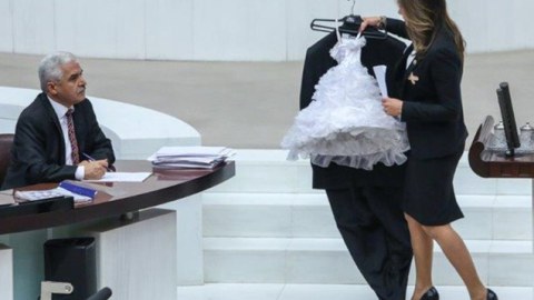 Xanım deputat parlamentə bəylik kostyumu üzərində uşaq gəlinliyi ilə gəldi 