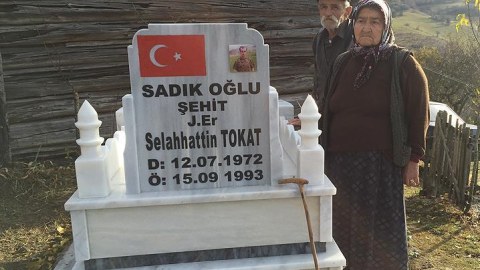 Bir kəndin yeganə sakinləri – Yaşlı ər-arvad şəhid oğullarının məzarını tək buraxmaq istəmir  