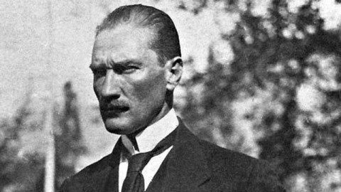 Atatürk səsinə heyran qaldığı rus müğənnini övladlığa götürmək istəyib