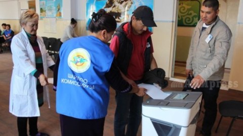 Qırğızıstanda referendum baş tutub