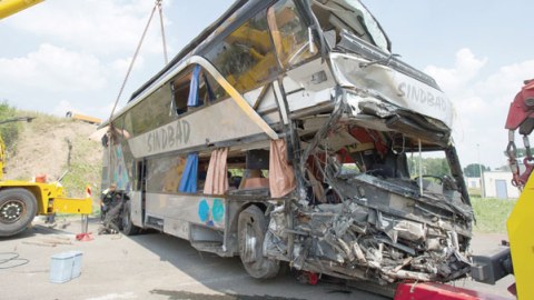 Almaniyada sərnişin avtobusu yaşayış evinə çırpılıb 