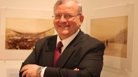 Yunanıstan səfirinin yanmış cəsədi tapıldı