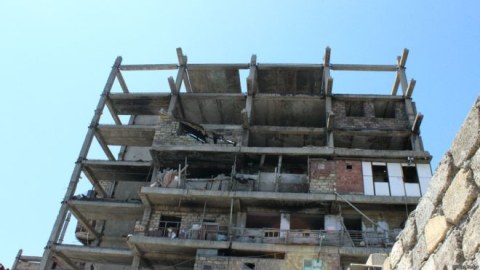 Bakıya mənfi obraz yaradan YARIM&Ccedil;IQ BİNALAR  &nbsp;