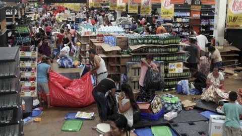 Benzin bahalaşdı: Yüzlərlə market qarət edildi 