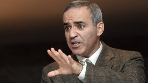 Kasparov: “Putini sərvətləri ilə vurmaq lazımdır"  