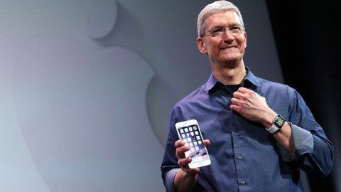“Apple” şirkətinin direktorunun maaşı 1.5 milyon dollar azalıb 