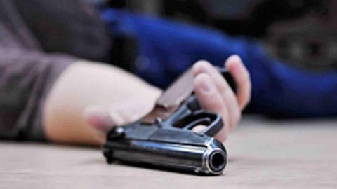 Qatil iki polisi yaralayıb &ouml;z&uuml;n&uuml; &ouml;ld&uuml;rd&uuml;