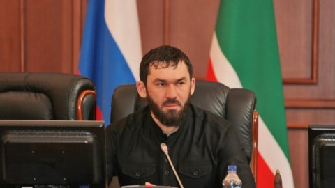 Parlamentin spikeri redaktoru dilini kəsməklə hədələyib