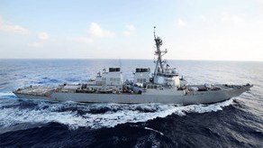 Amerika gəmisi İran katerlərinə xəbərdarlıq atəşi a&ccedil;ıb