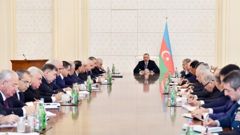 &ldquo;İki uzunqulağın arpasını b&ouml;lə bilməyən, bizə dərs &ouml;yrədir&rdquo;
