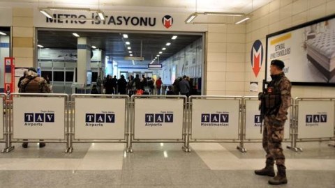 İstanbul metrosunda bomba həyacanı - VİDEO