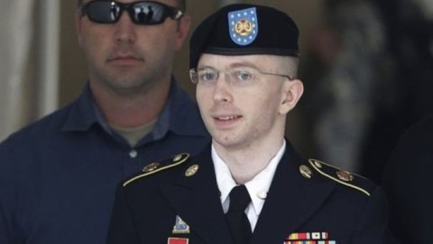 Obama məxfi sənədləri Wikileaks-a ötürənin cəzasını yüngülləşdirdi