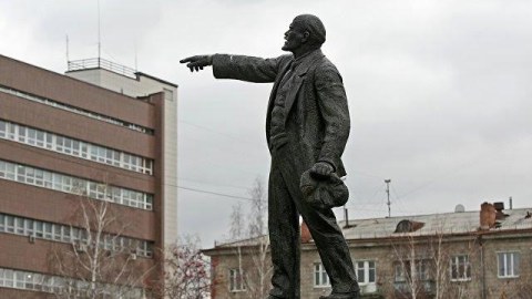 Leninin heykəlini dəyənəklə d&ouml;yən kişiyə h&ouml;km oxundu