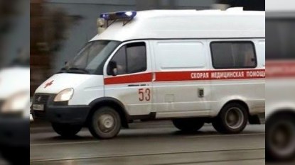 Beş kişi təcili yardım &uuml;&ccedil;&uuml;n gələn tibb bacısını zorlamağa cəhd etdi