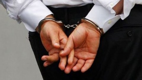 Bakıda r&uuml;şvət alan baş həkim həbs olundu  