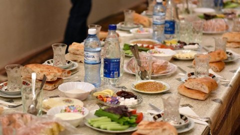 Zəngin ehsan s&uuml;frələri başsağlığı ənənəsini unutdurur  