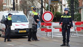 Hollandiya polisi t&uuml;rkiyəli nazirin səfirliyə gedən yolunu kəsdi