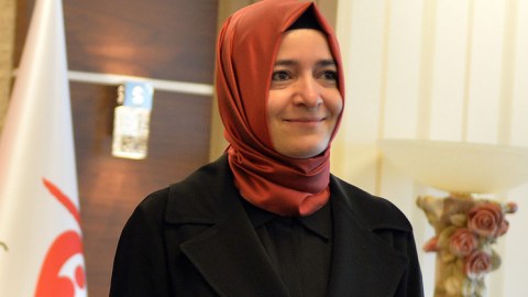 Türkiyə-Niderland qalmaqalı BÖYÜDÜ: polis türk naziri saxladı - FOTO
