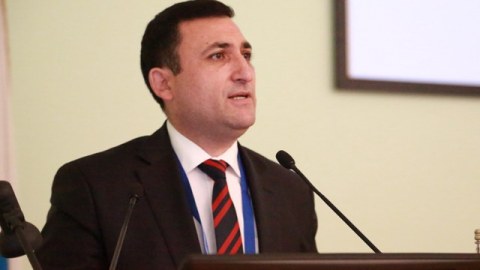 Universitet rektorun qarajının s&ouml;k&uuml;ld&uuml;y&uuml;n&uuml; TƏSDİQLƏDİ
