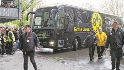 Almaniyada partlayış: "Dortmund"-"Monako" oyunu təxirə salınıb 