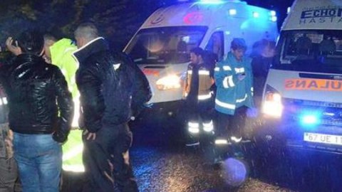 Türkiyədə dəfndən qayıdan mikroavtobus aşdı: 6 ölü 