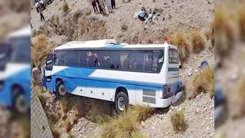 Pakistanda avtobus dərəyə aşdı: 11 ölü