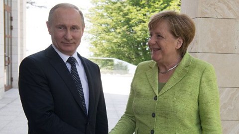 Merkel Putinlə m&uuml;zakirələrindən danışdı
