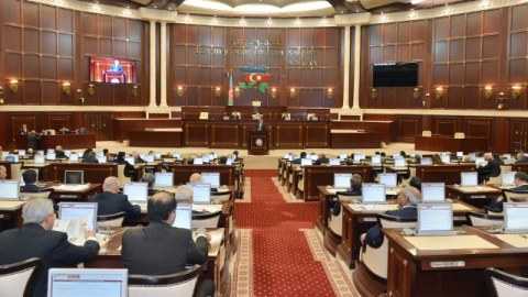 Alternativ fikir bildirən deputatlar niyə azalıb...