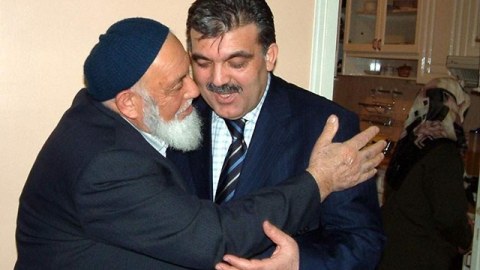 Abdullah G&uuml;l&uuml;n atası vəfat edib