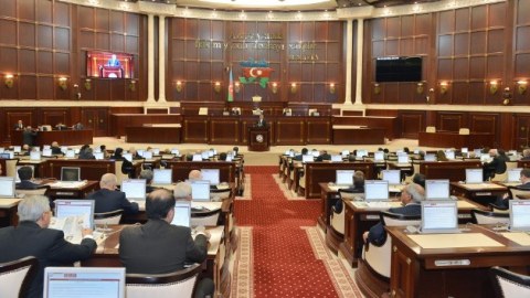 Maşını olmayan, avtobus və metrodan istifadə edən deputatlar... "İşə piyada gedirəm" 