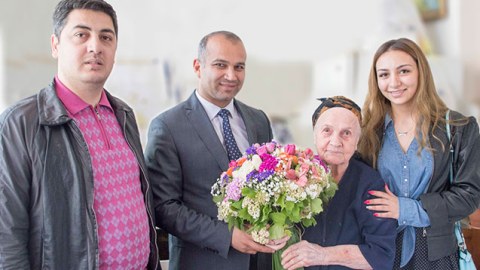 İcra Hakimiyyəti Bakıda 100 yaşı tamam olan qadını təbrik etdi - FOTO