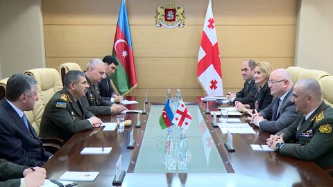 Azərbaycan G&uuml;rc&uuml;stanla hərbi əməkdaşlığı m&uuml;zakirə edib