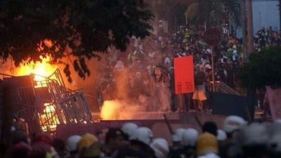Etiraz&ccedil;ılar Maliyyə Nazirliyinin binasını yandırdı