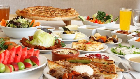 &ldquo;İftardan &ouml;ncə ehsan vermək, yemək-i&ccedil;mək məclislərində iştirak etmək g&uuml;nahdır&rdquo;