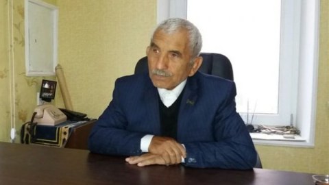 Hacı Əbd&uuml;l Ramazan axşamlarında arağı reklam edən TV-ləri qınadı: &ldquo;Allah &uuml;zlərini qara eləsin!&rdquo;  